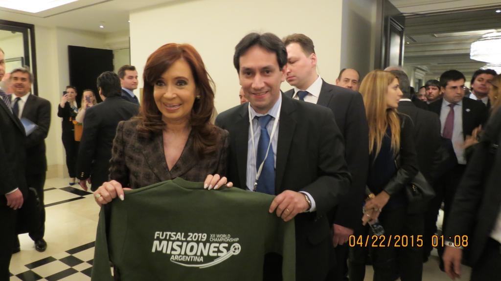 La Presidenta de Argentina, Cristina Fernandez de Kirchner, muestra su apoyo público a la candidatura para albergar el Mundial absoluto de Futsal 2019.